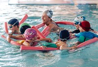 La Piscina de Roses, en plena activitat durant l'estiu amb campus, cursos i la novetat “Play & Swim” per als més petits