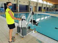 La Piscina Municipal incorpora un nou elevador per a persones amb mobilitat reduïda