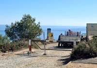 La pista entre Punta Falconera i la carretera Montjoi, tallada a la circulació de persones i vehicles 