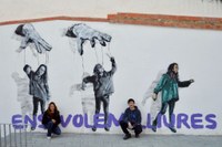 La plaça de les Babeques ja llueix el nou mural contra la violència masclista