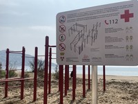 La platja de Santa Margarida augmenta la seva oferta esportiva amb una àrea de fitness street workout