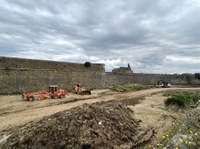 La retirada de terres del fossat oest de la Ciutadella recuperarà la volumetria i visió de les muralles
