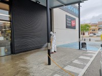 Les brigades municipals de Roses intensifiquen la desinfecció d’espais públics 