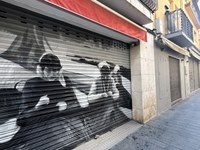 Les persianes del carrer Trinitat ja llueixen els murals dedicats al món pesquer rosinc