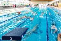 Més de 300 nedadors de clubs europeus fan estades a Roses per entrenar a la Piscina Municipal