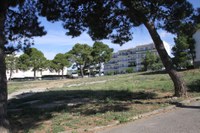 Nou espai públic al Mas Oliva amb zona verda, jocs i àrea d’aparcament