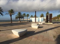 Nous bancs de protecció al passeig Marítim de Roses