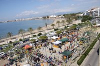 Parades de llibres i roses, lectura de poemes, contes i un recital poètic per celebrar Sant Jordi a Roses