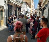 Recorregut urbà pel barri de la Punta amb alumnes i parelles lingüístiques de Roses