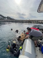 Recullen més de 610 kg de residus i un contenidor del fons marí del Port Esportiu 