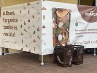 Roses inicia la distribució de kits de reciclatge orgànic i instal·la els nous contenidors marrons 