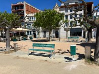 Roses instal·la a la plaça Catalunya bancs i papereres fabricats amb xarxes de pesca recuperades del mar 
