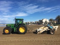 Roses neteja i condiciona les seves platges per als passejos de veïns i veïnes 