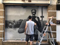 Roses pinta murals a persianes de locals per reivindicar la seva memòria pesquera 