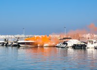 Simulacre d’incendi en una embarcació d’esbarjo al port de Roses