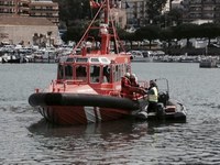 Simulacre d'incendi d'una embarcació de pesca al port de Roses