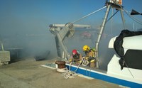 Simulacre d'incendi en una embarcació al port pesquer