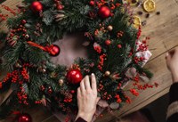 Taller de decoració floral nadalenca per a majors de 60 anys de Roses