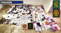 Un macrooperatiu de Guàrdia Civil i Policia Local de Roses decomissa 946 articles falsificats i evita la instal·lació de manters al passeig
