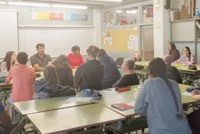 Un mural per trencar estereotips sobre la vellesa i fomentar el diàleg entre joves i persones grans 